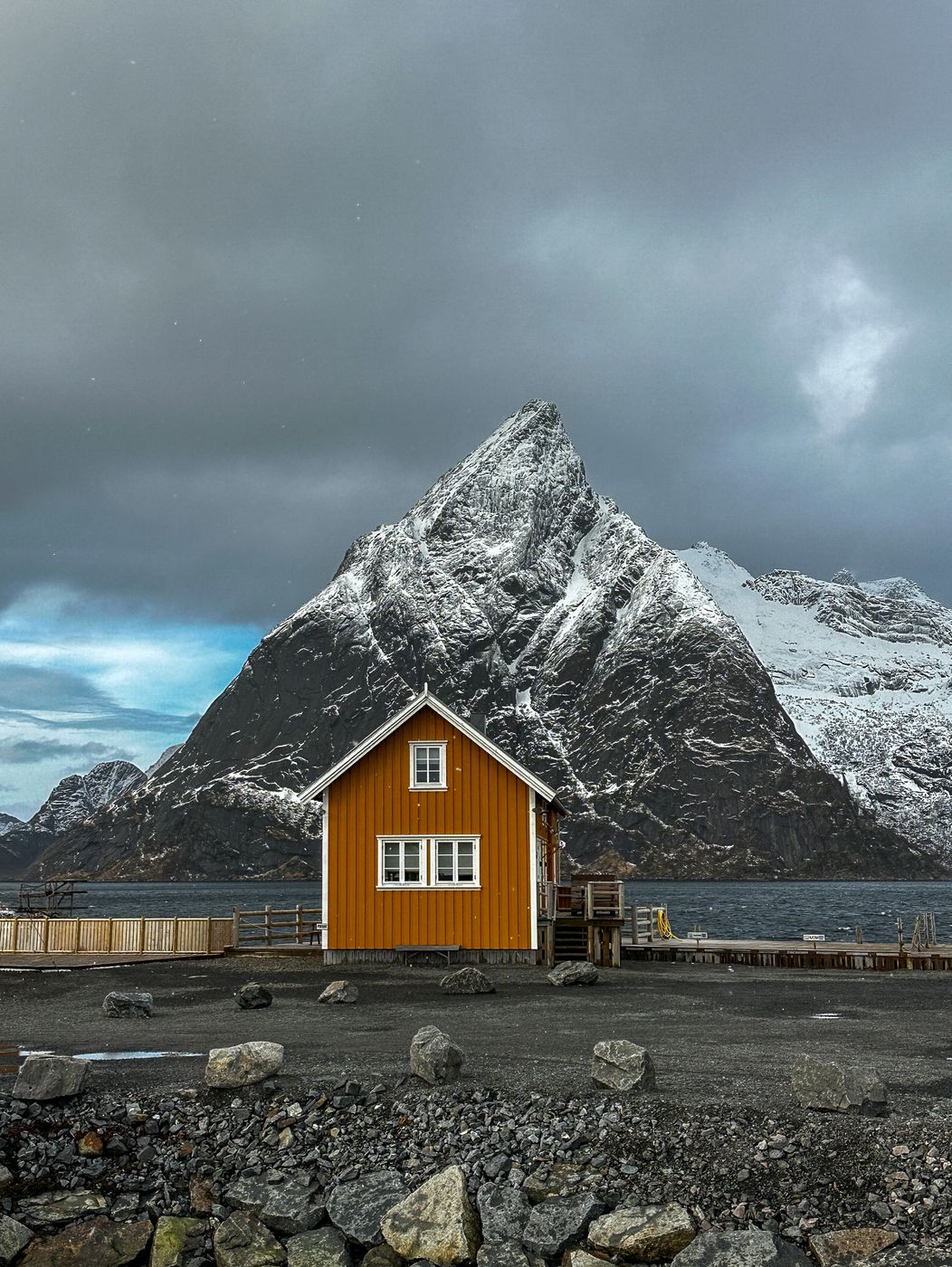 Olstind cabin in Sakrisøy, Norway