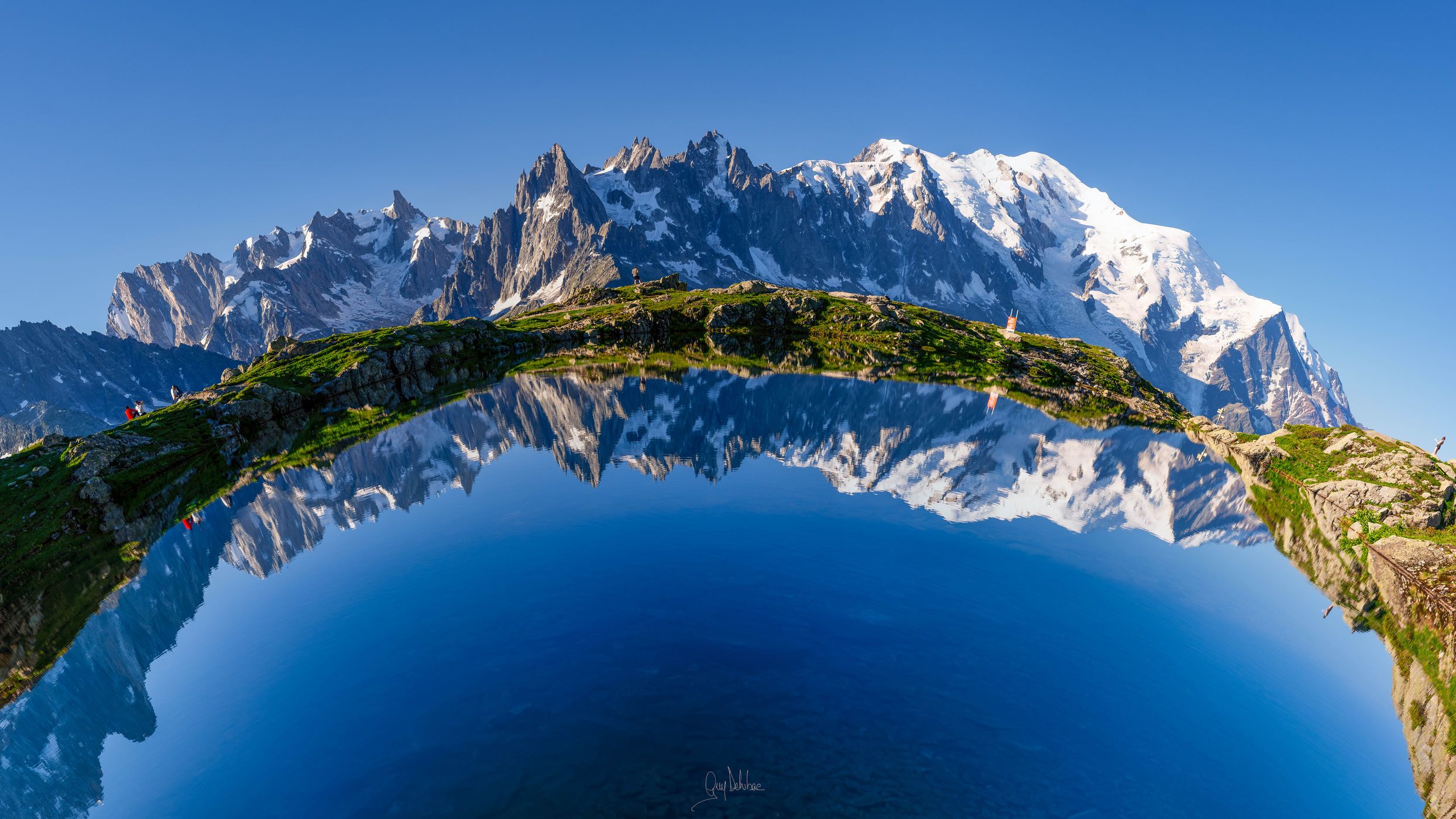 Reflet du Massif du Mont-Blanc dans le Lac des Chéserys, France