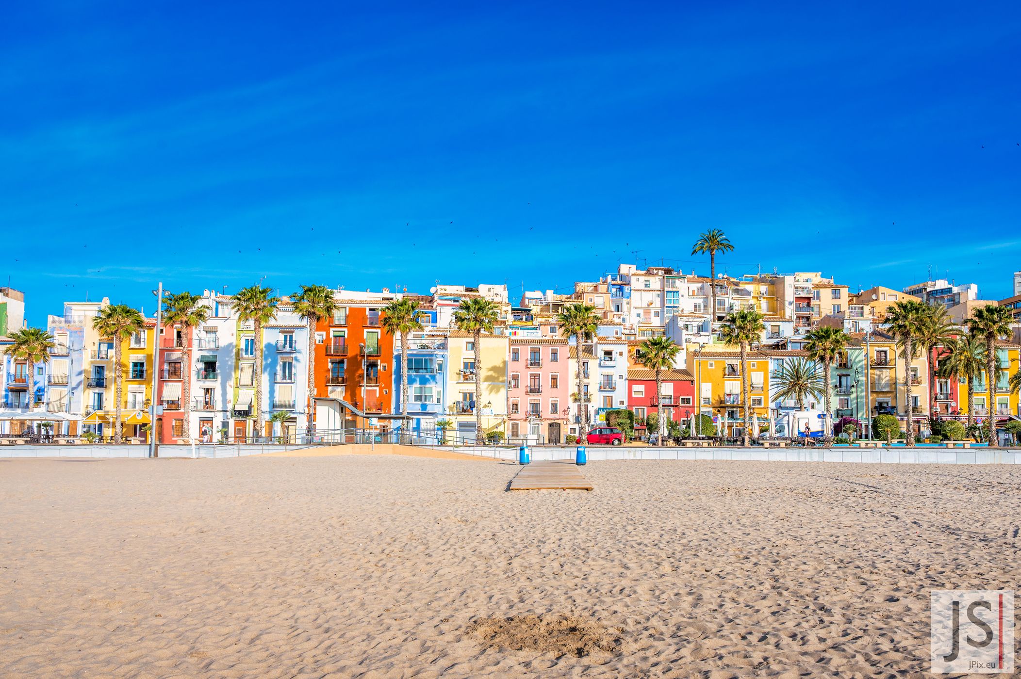 Bunte Häuserfassade vom Strand aus, Spain