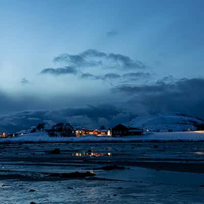 Hillesøy Kirke in der Nähe von Tromsø zur blauen Stunde., Norway