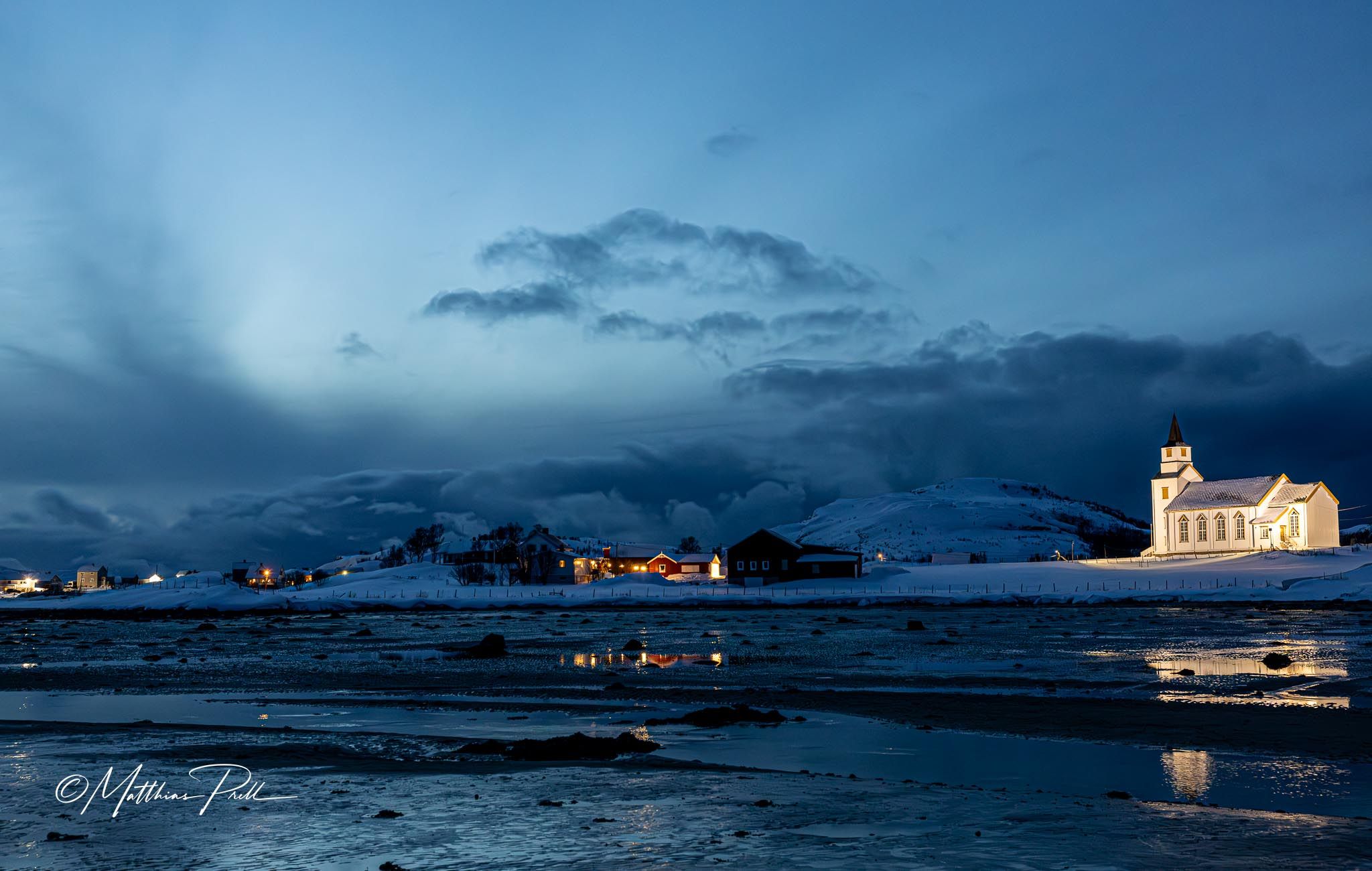 Hillesøy Kirke in der Nähe von Tromsø zur blauen Stunde., Norway