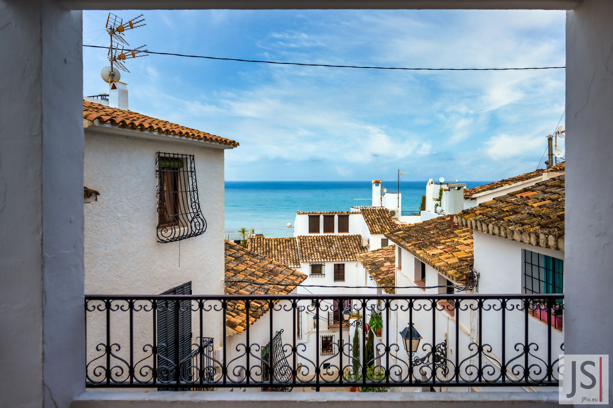 Meerblick durch die Altstadt von Altea, Spain