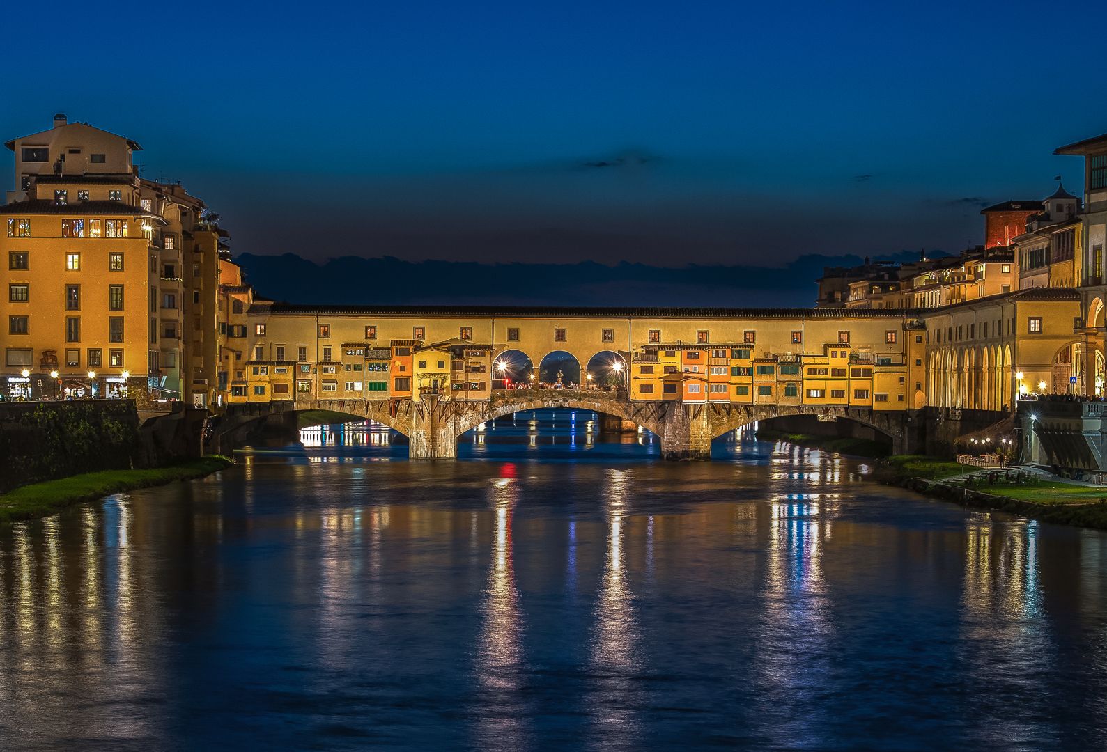 Ponte vecchio Night view, Italy