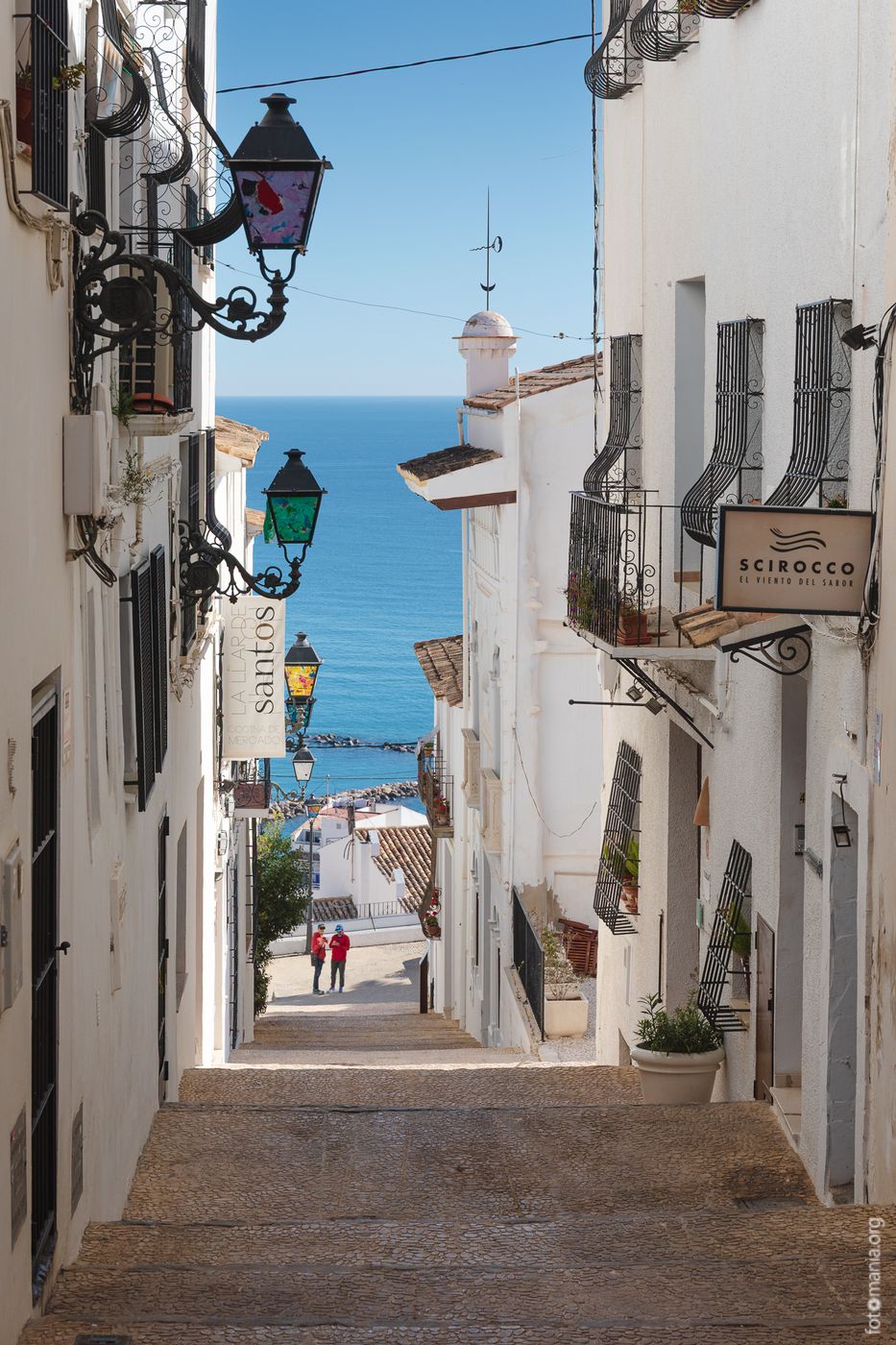 Meerblick durch die Altstadt von Altea, Spain