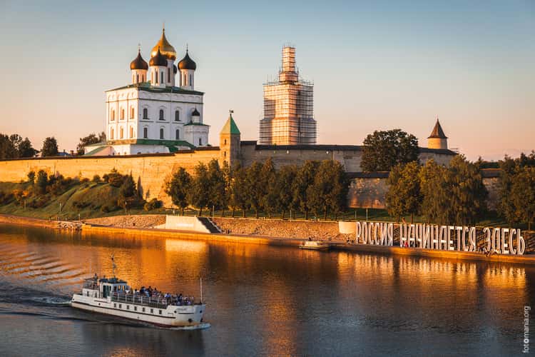 Pskov fortress from the bridge over Velikaya River