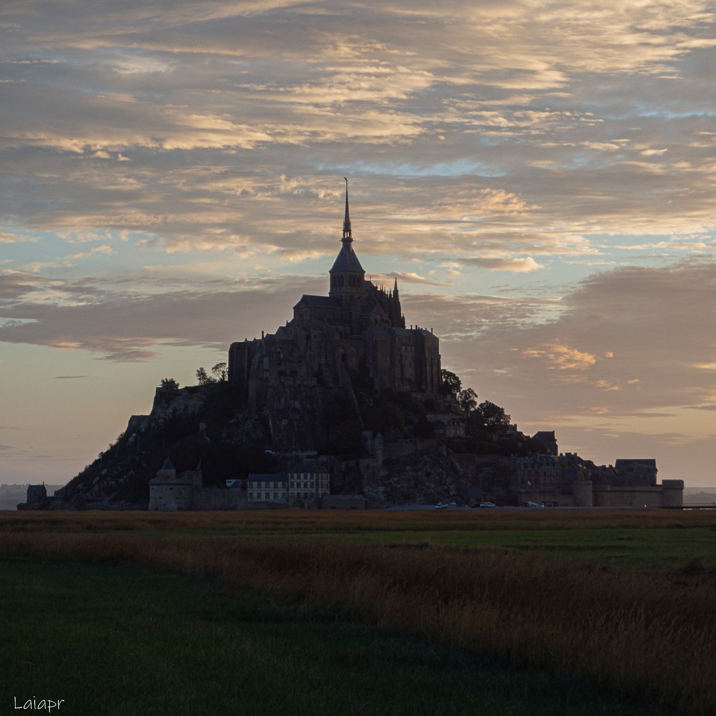 Amanecer en mont saint michel, France