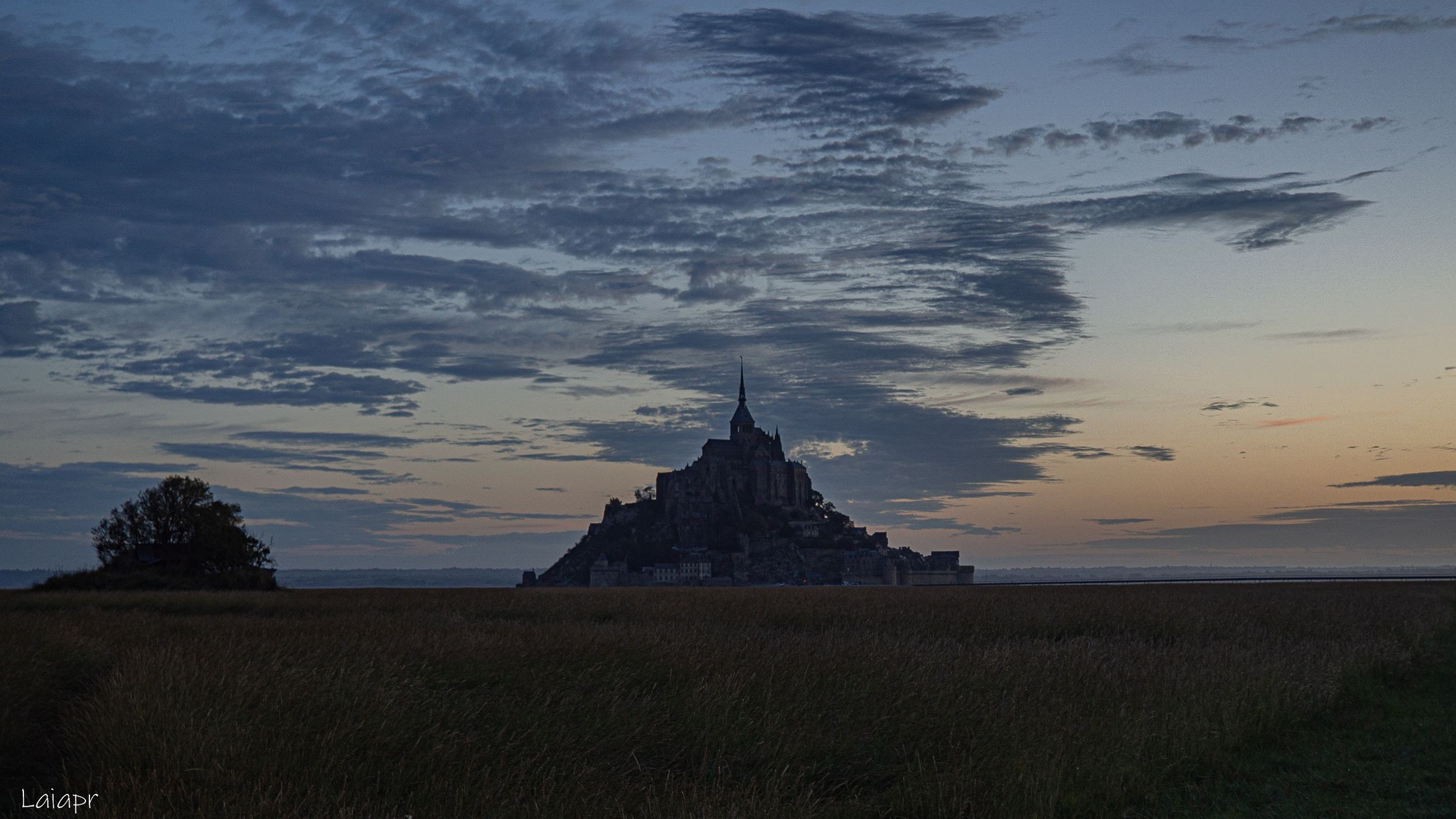 Amanecer en mont saint michel, France