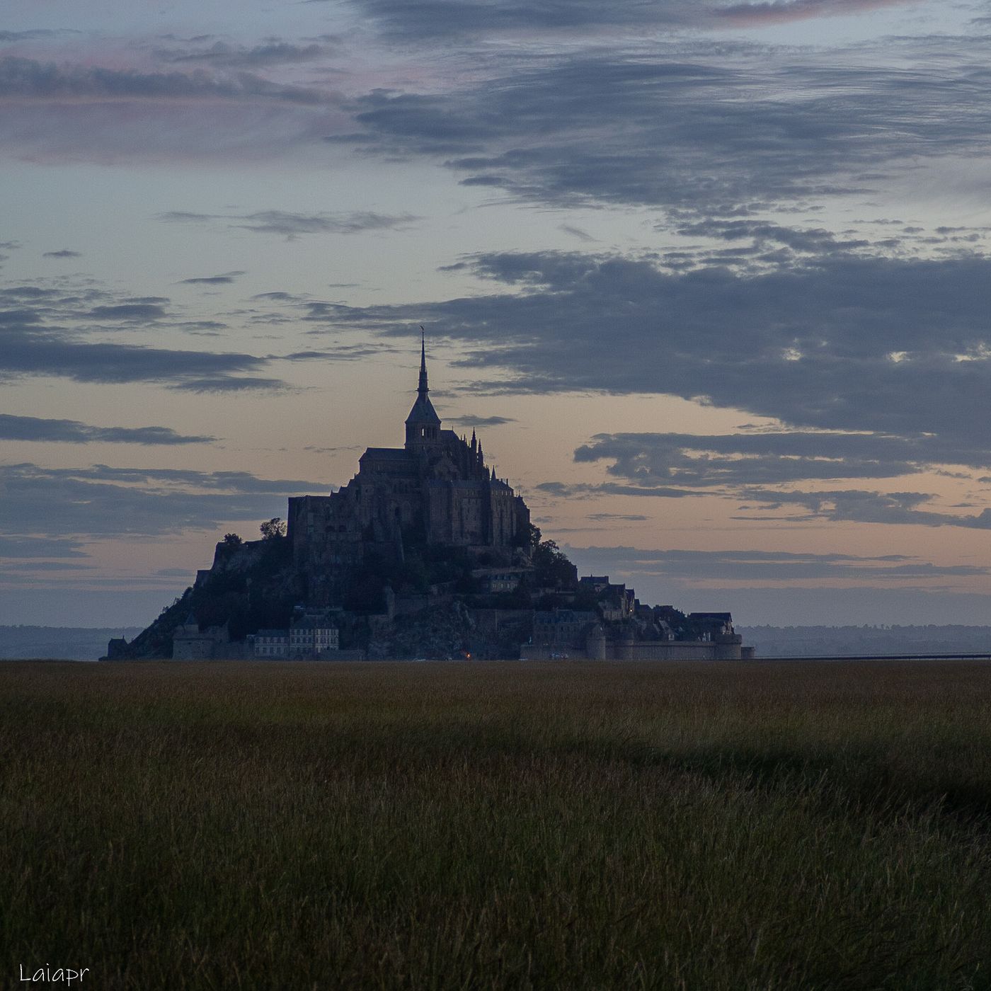 Amanecer en mont saint michel, France