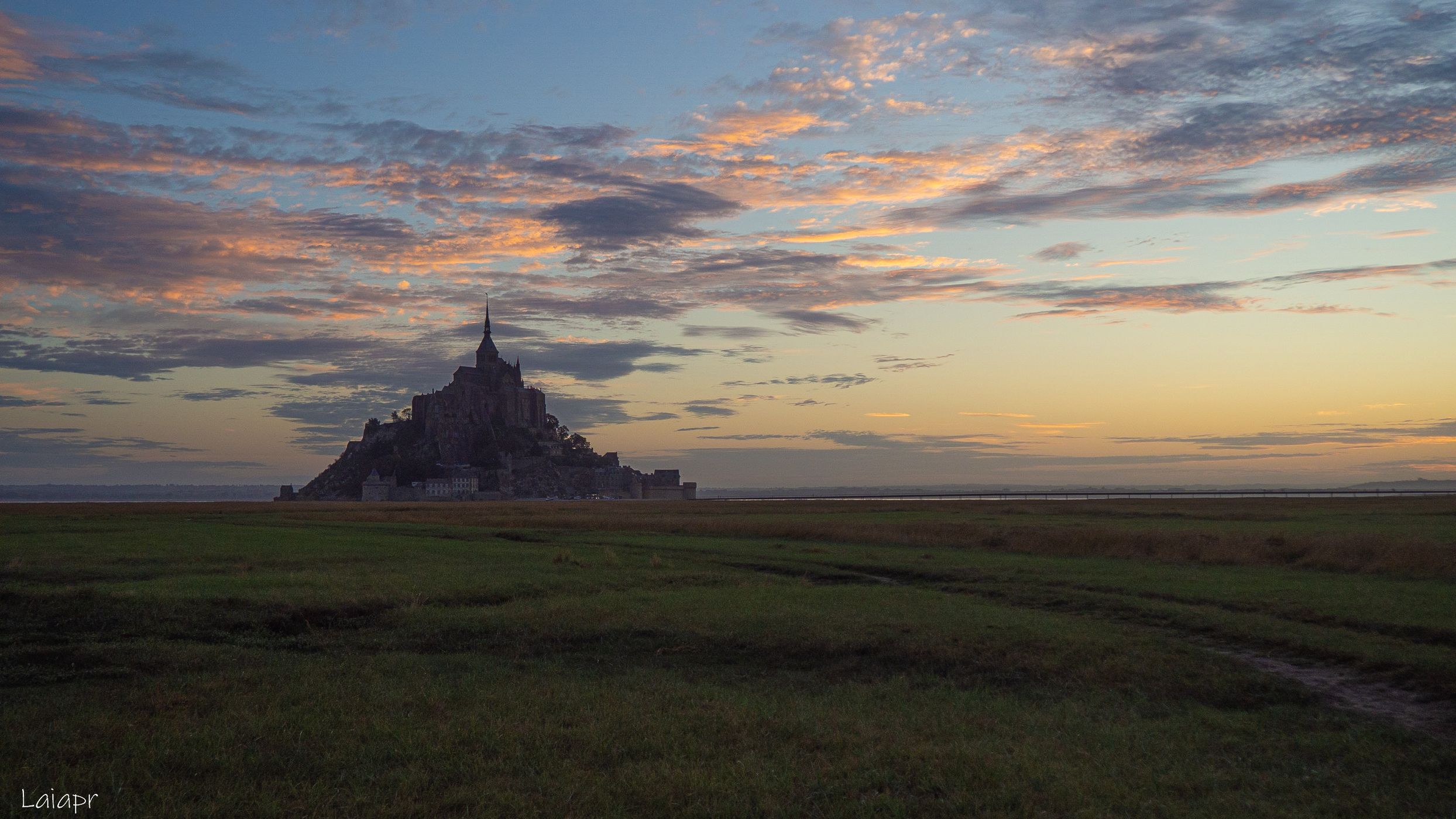 Amanecer en mont saint michel, France