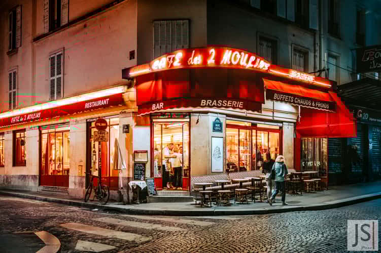 Café des 2 Moulins, Montmartre, Paris