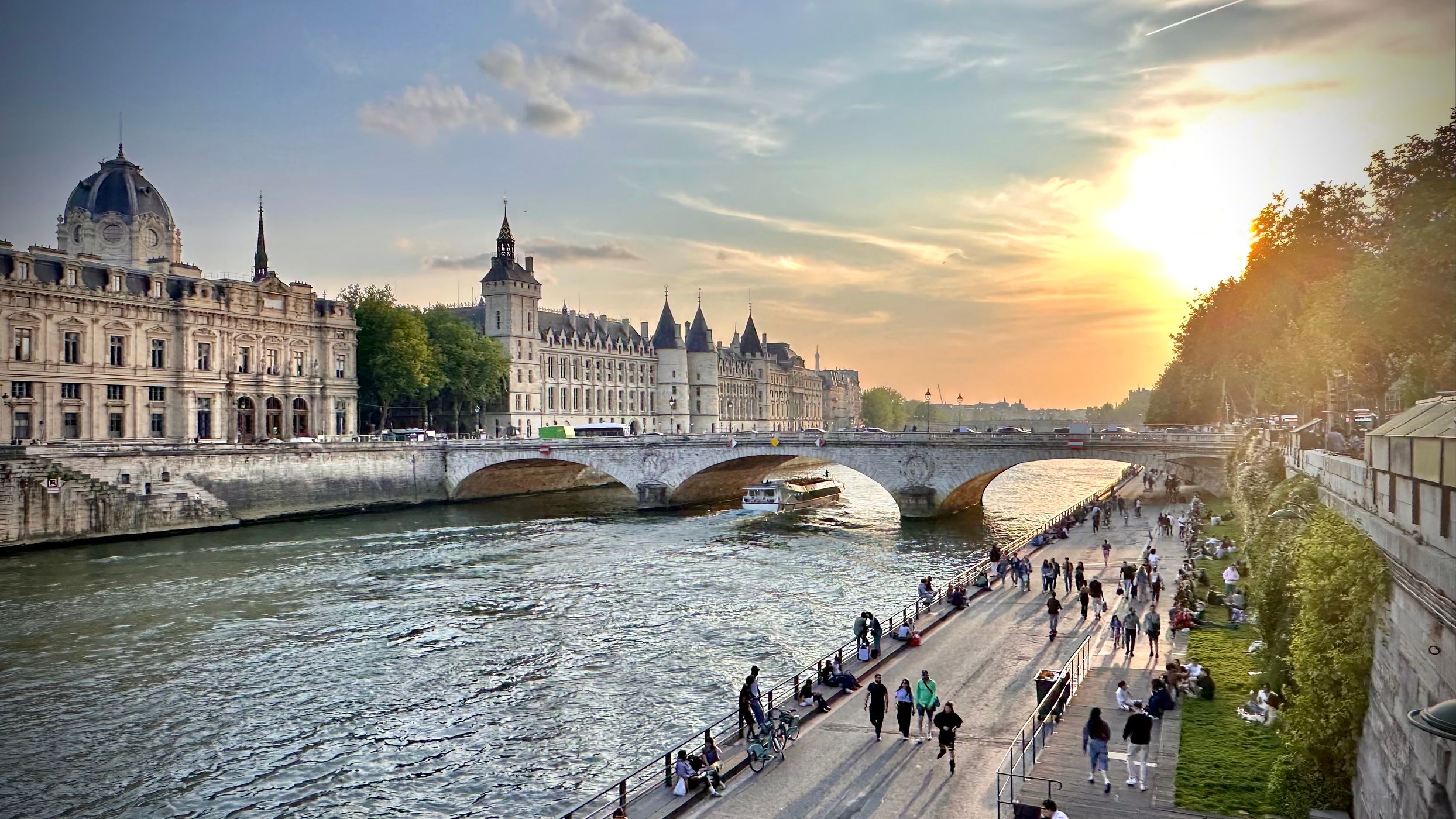 Quais de Seine, proche Conciergerie - Paris, France