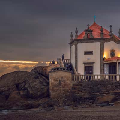 Sr. Pedra, Portugal