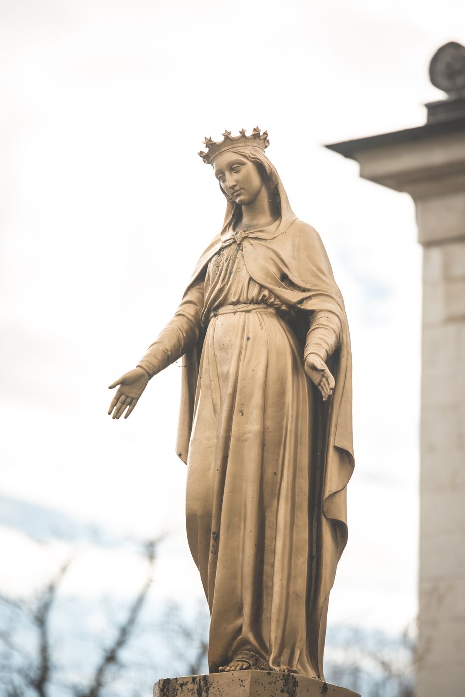 Statue of Mariæ at  Église Notre-Dame et Saint-André, France