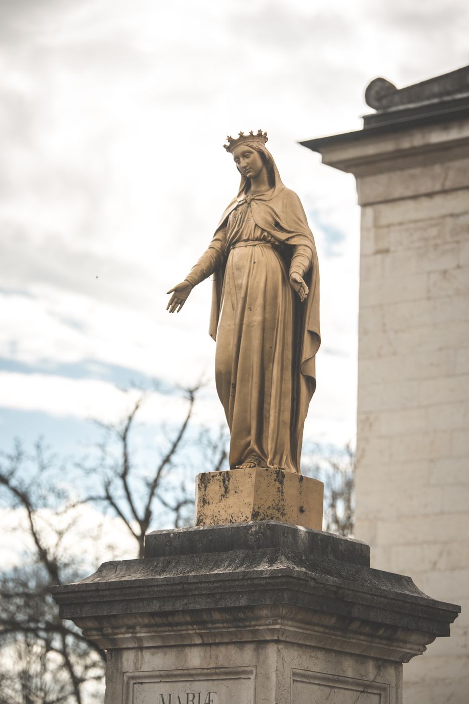 Statue of Mariæ at  Église Notre-Dame et Saint-André, France