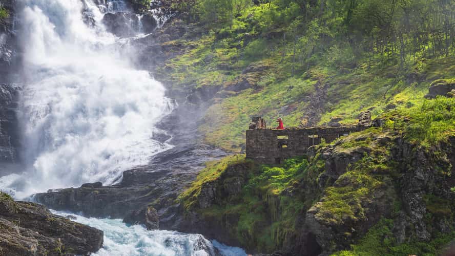 Huldra singing in front of Kjossfossen