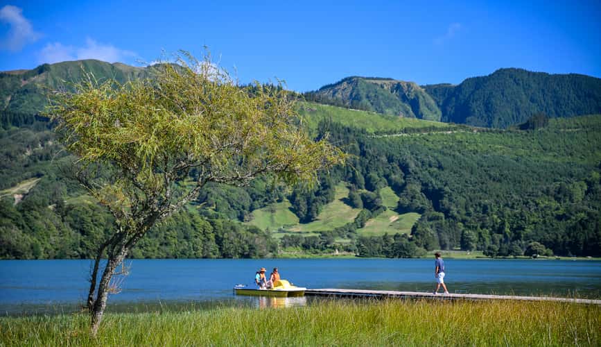 Atividade de lazer na Lagoa das Sete Cidades