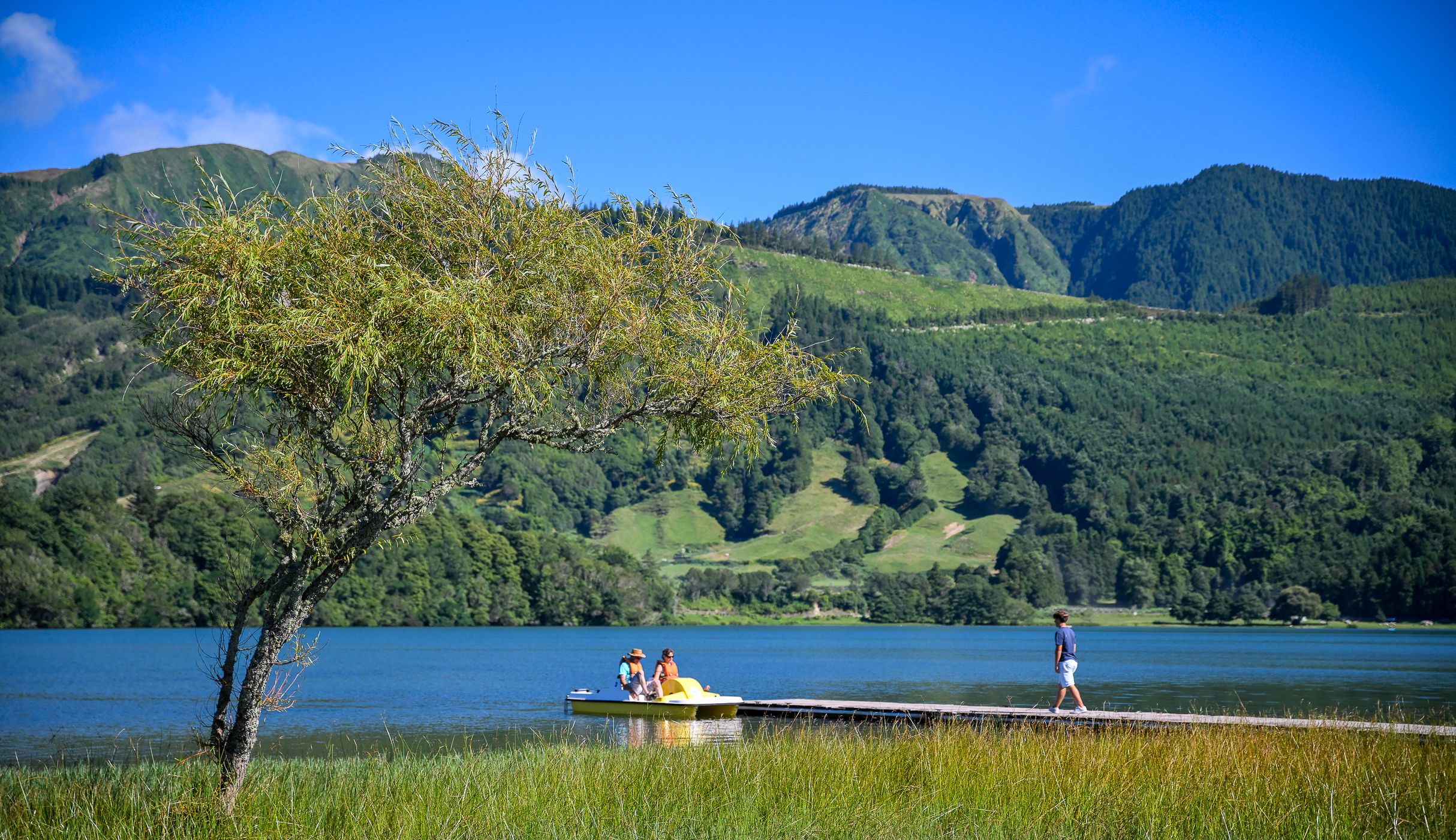Atividade de lazer na Lagoa das Sete Cidades, Portugal