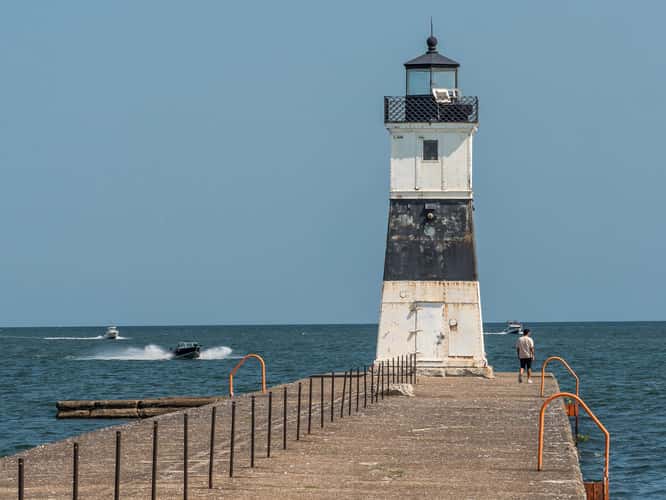 Erie Harbor North Pier Light