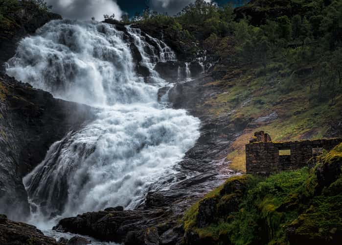 Huldra singing in front of Kjossfossen