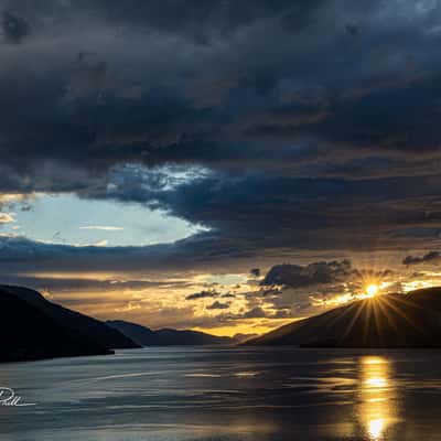 Sonnenuntergang über den Bergen des Fjords von Nordfjordeid, Norway