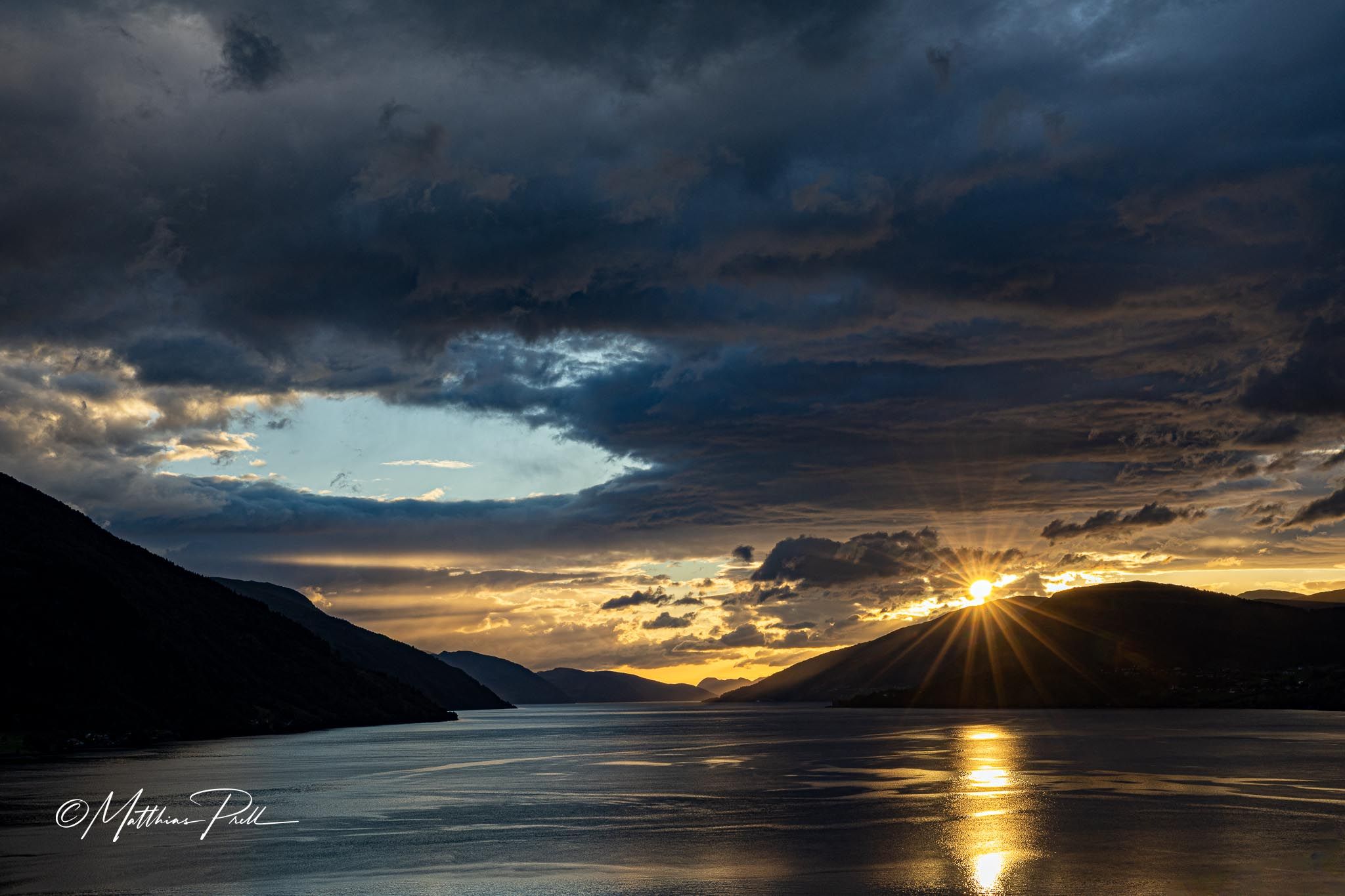 Sonnenuntergang über den Bergen des Fjords von Nordfjordeid, Norway