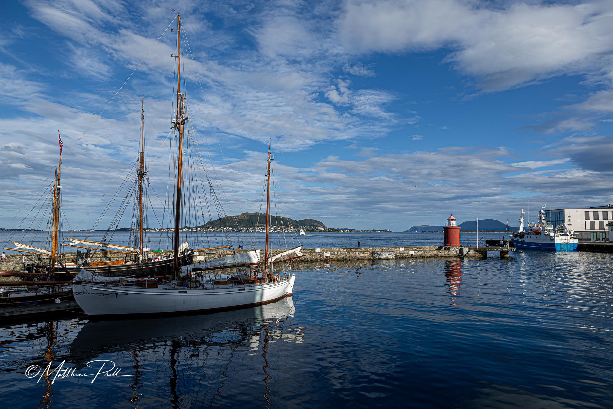 Die Hurtigruten machen sich in Alesund auf den Weg, Norway