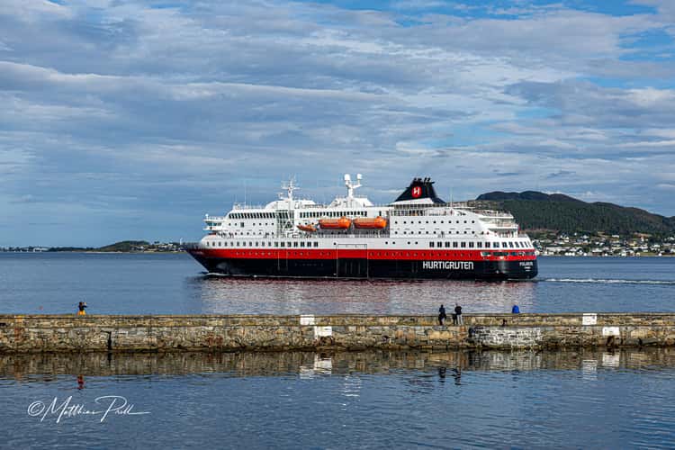 Die Hurtigruten machen sich in Alesund auf den Weg