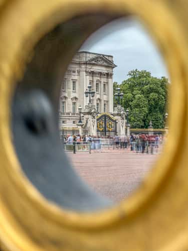Blick durch das Tor vom St. James Park