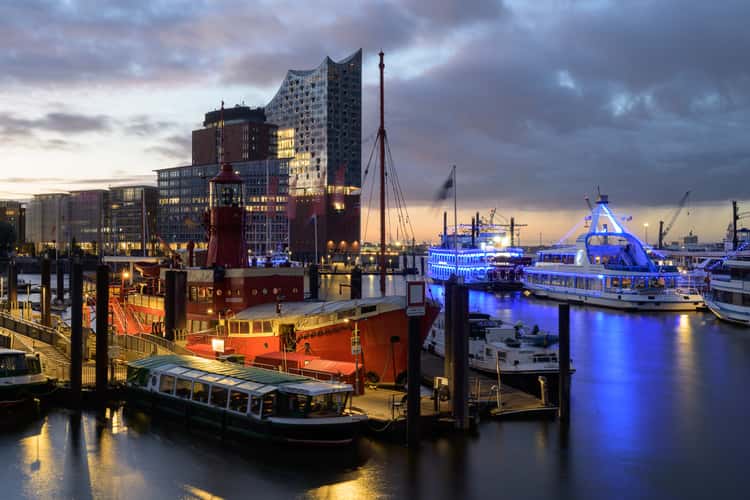 Feuerschiff und Elbphilharmonie Hamburger Hafen