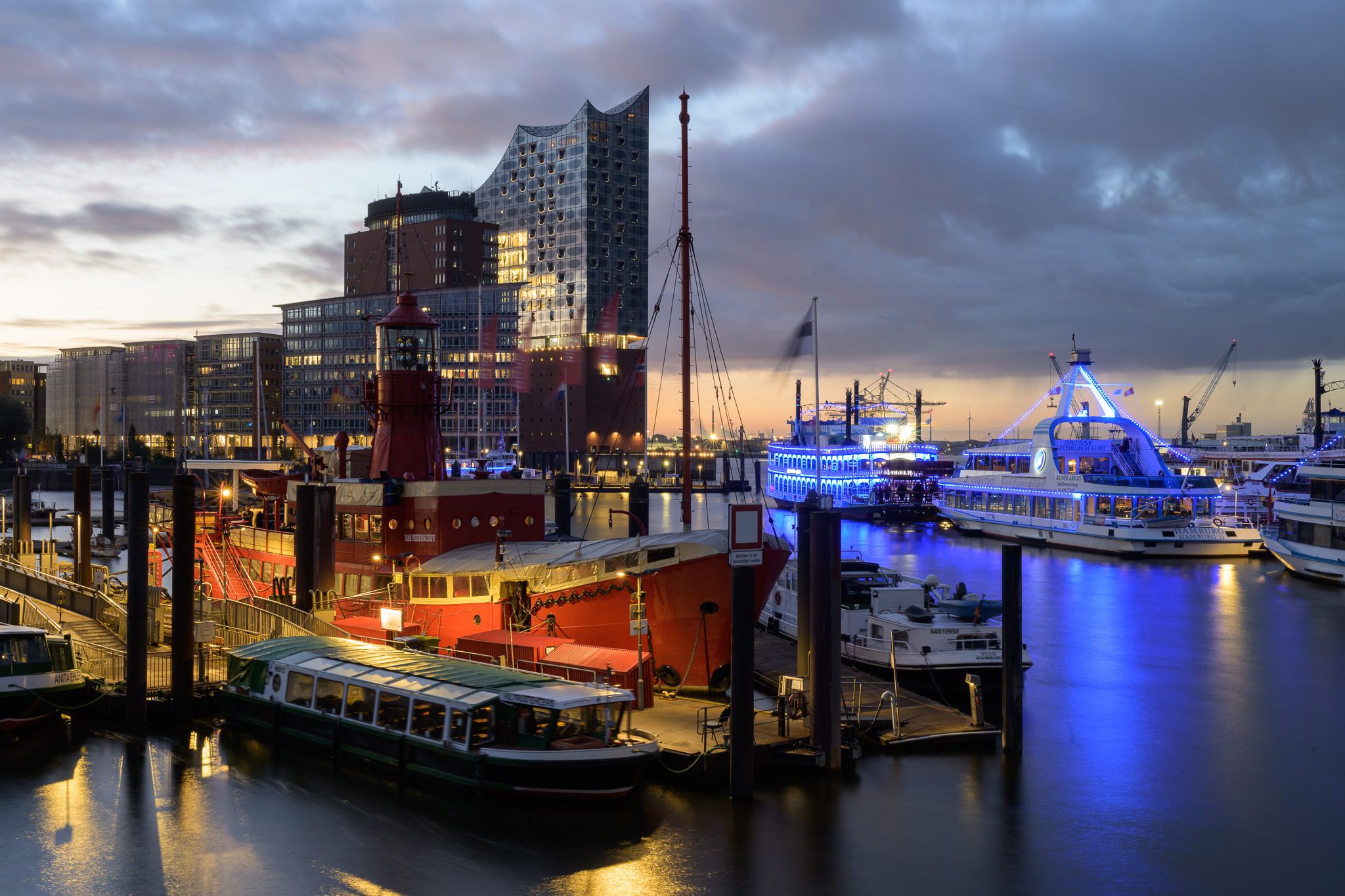 Feuerschiff und Elbphilharmonie Hamburger Hafen, Germany