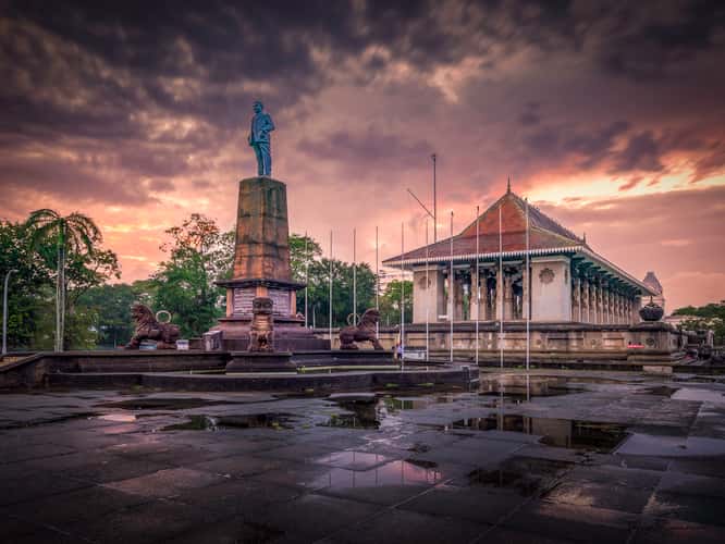 Independence Memorial Hall: Post-Shower Dawn Reflections