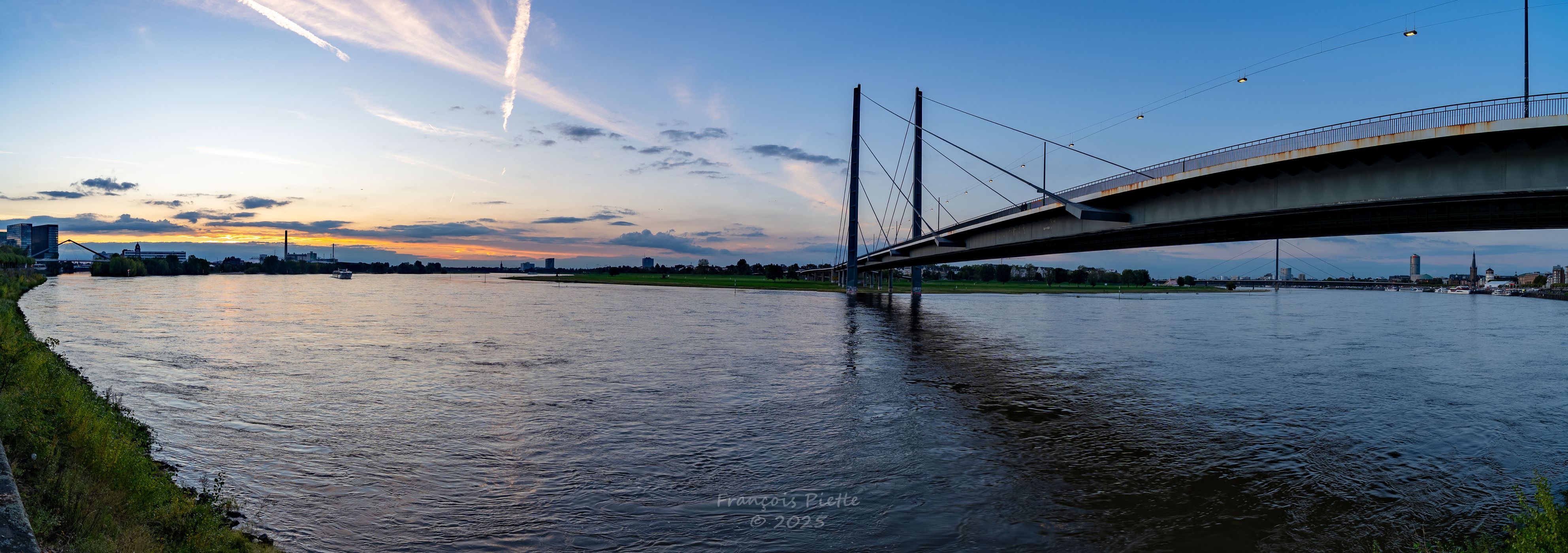 Pont de Rheinknie, Düsseldorf, Germany