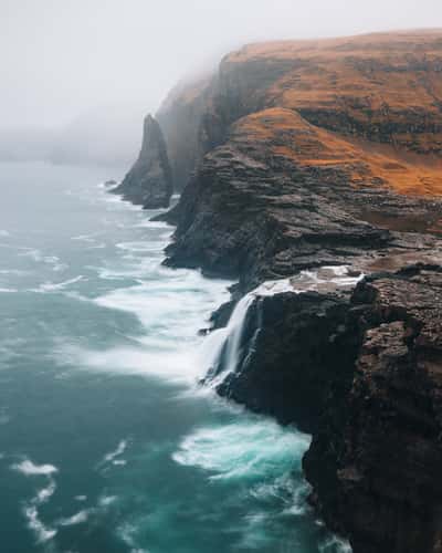 Waterfall of Sørvágsvatn / Leitisvatn