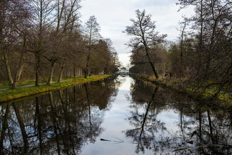 Nymphenburger Schloss von Brücke über Schlosskanal