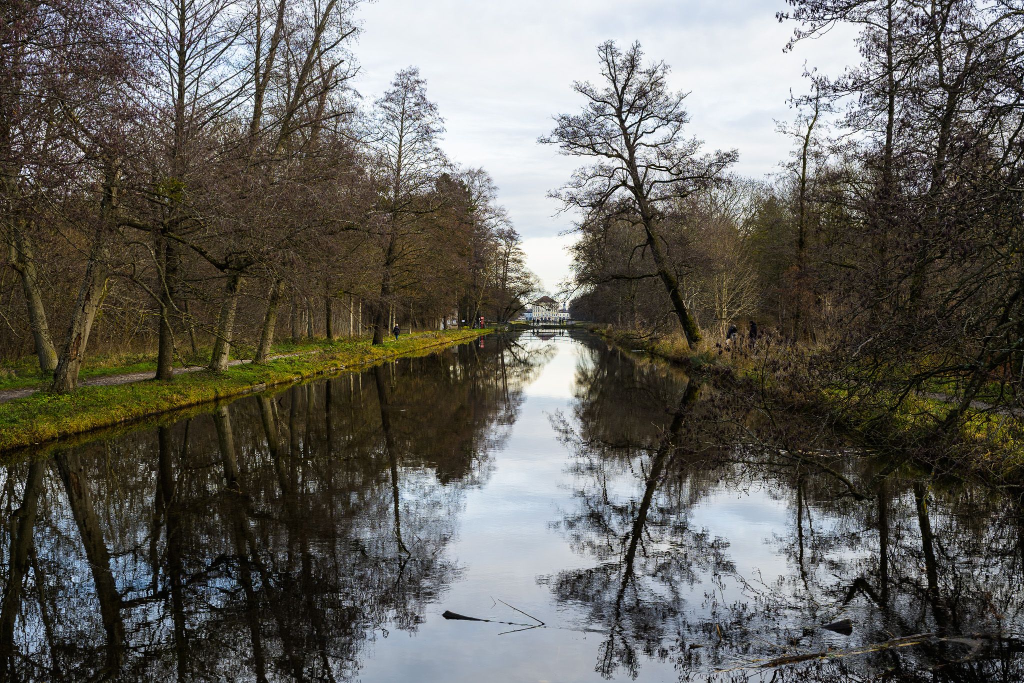 Nymphenburger Schloss von Brücke über Schlosskanal, Germany