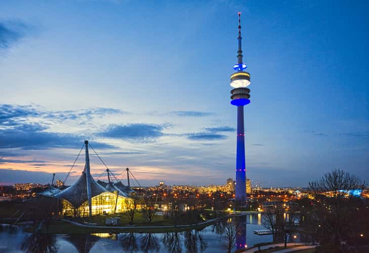 Olympiahalle mit Beleuchtung am 'Griechenland-Tag'