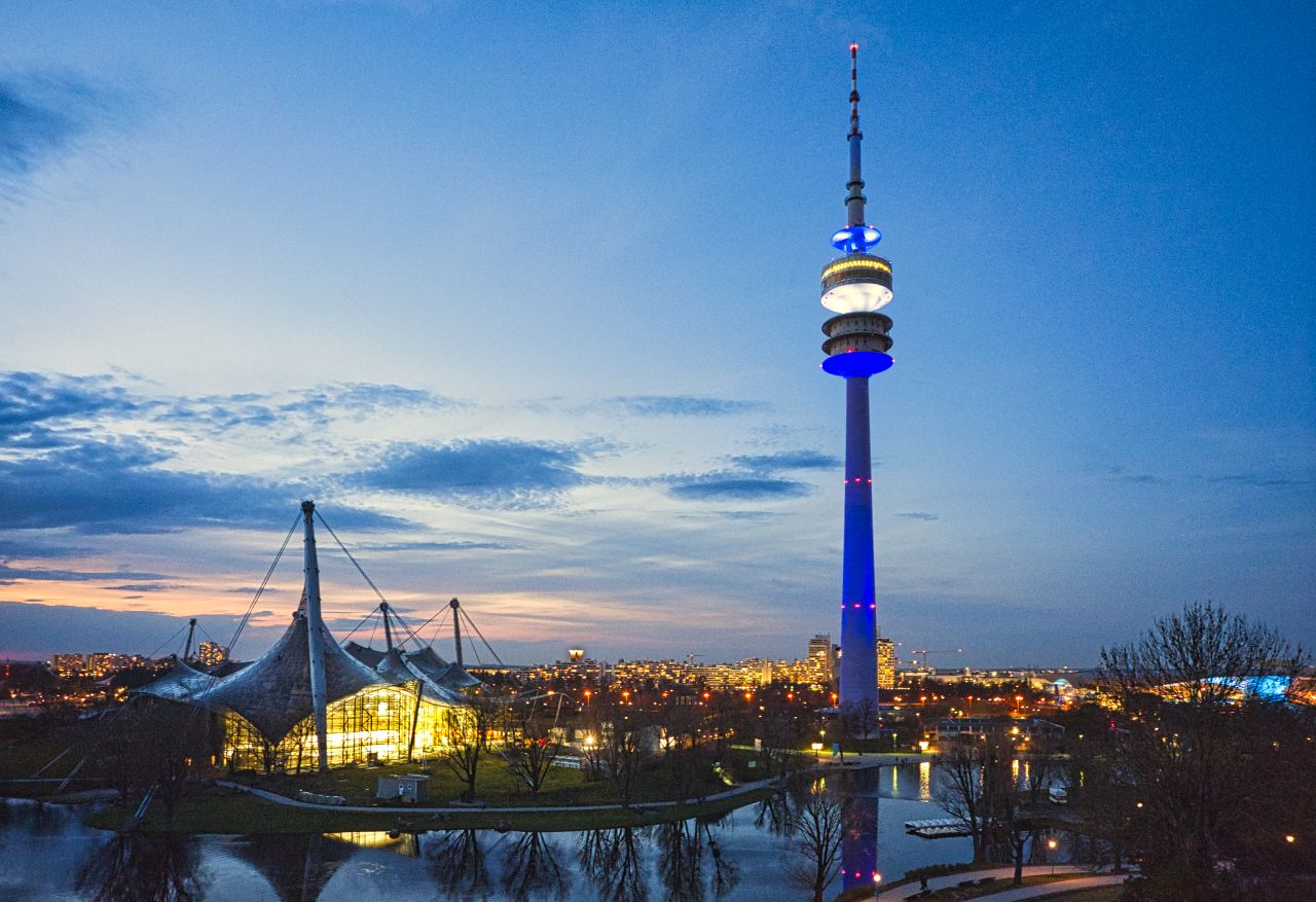 Olympiahalle mit Beleuchtung am 'Griechenland-Tag', Germany
