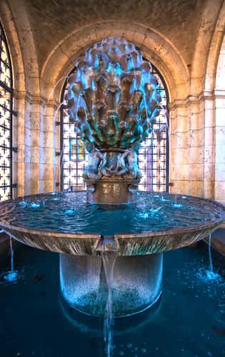 'Pinienzapfen-Brunnen'