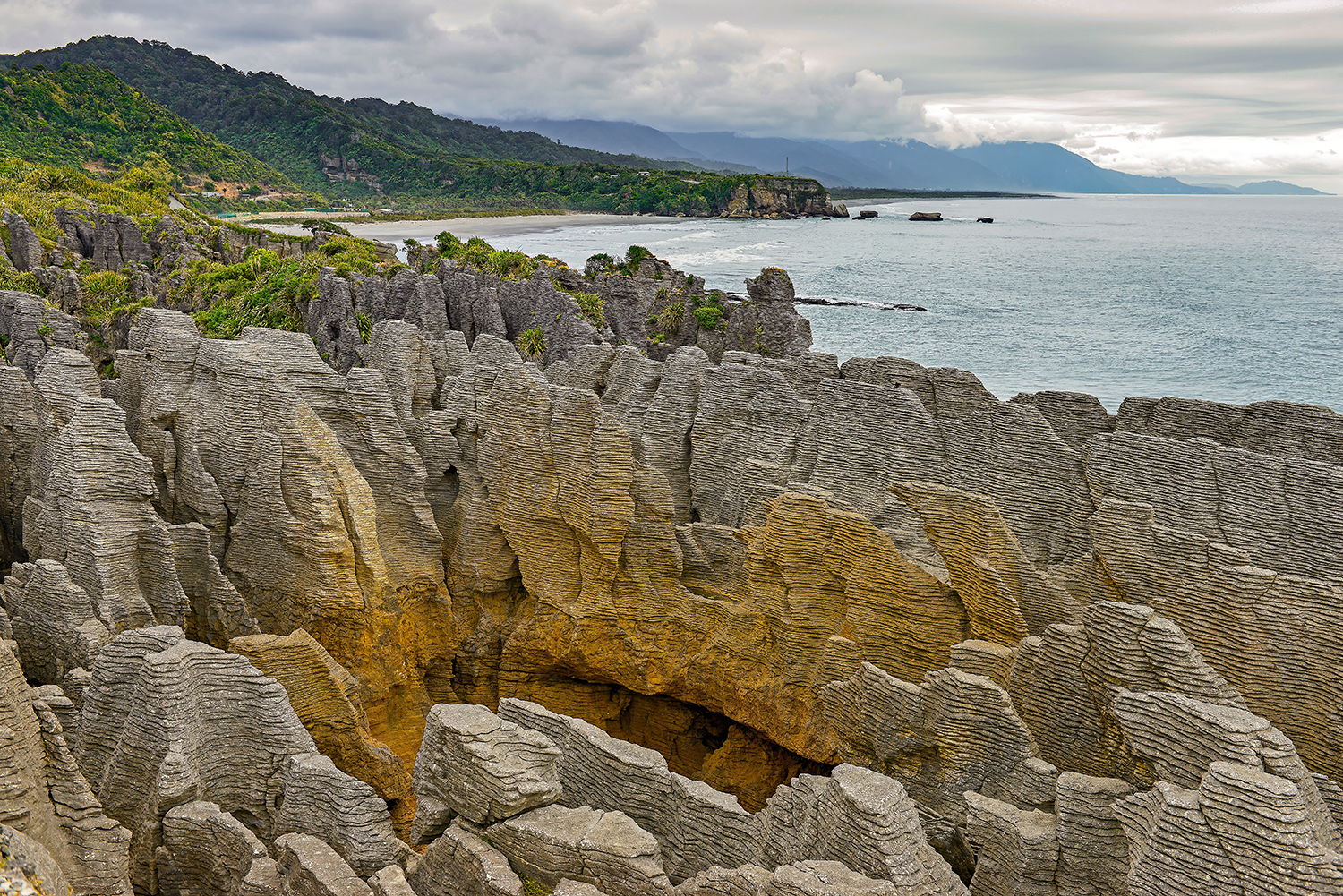 Punakaiki / Pancake Rocks blow holes, New Zealand