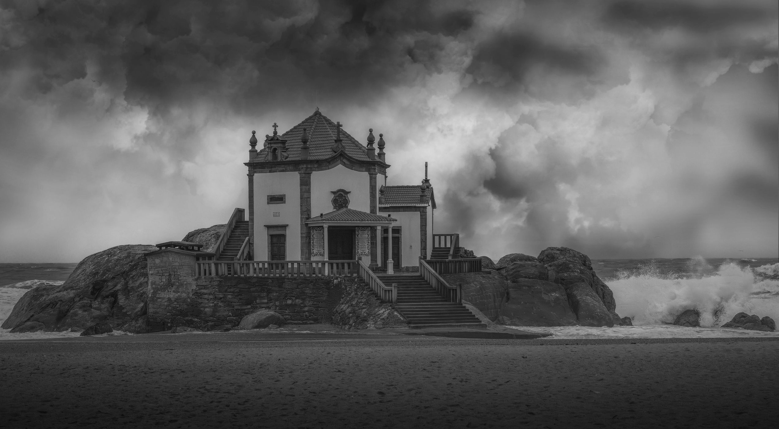 Senhor da Pedra - White lines, Portugal