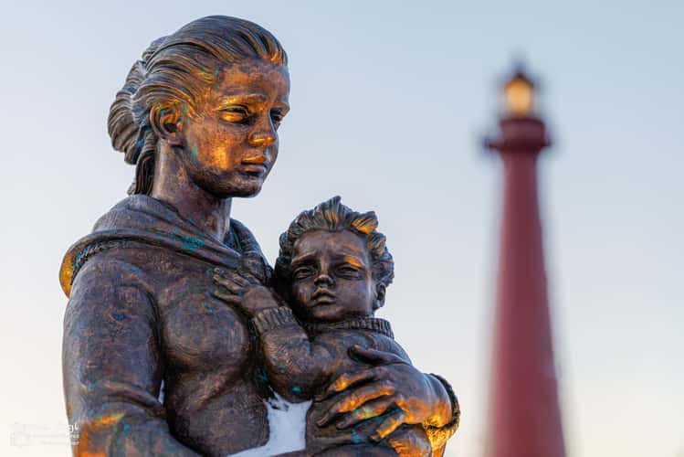 Statue Mutter mit Kind in Andenes