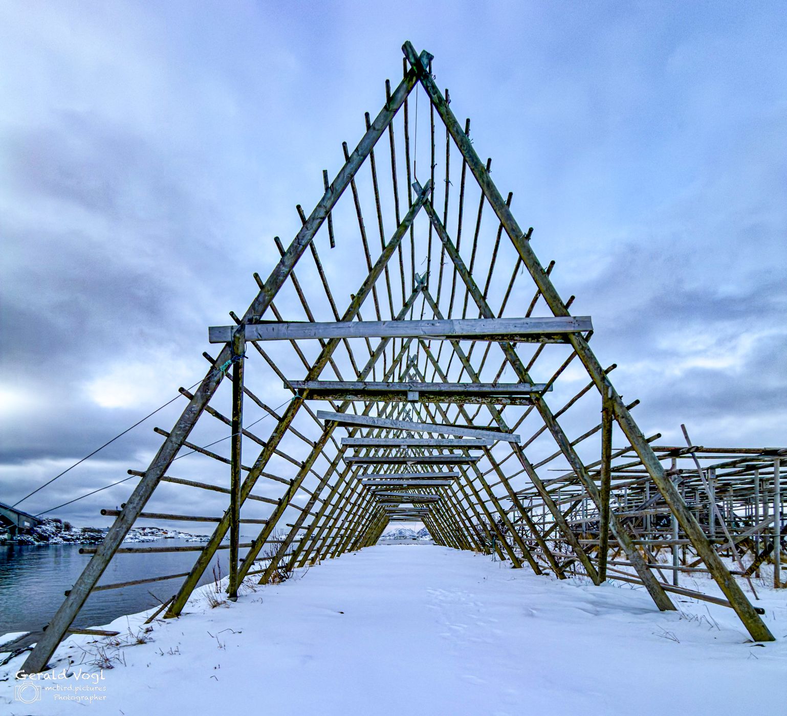 Tørrfiskstativ - Stockfisch Trockenstelle nahe Henningsvær, Norway