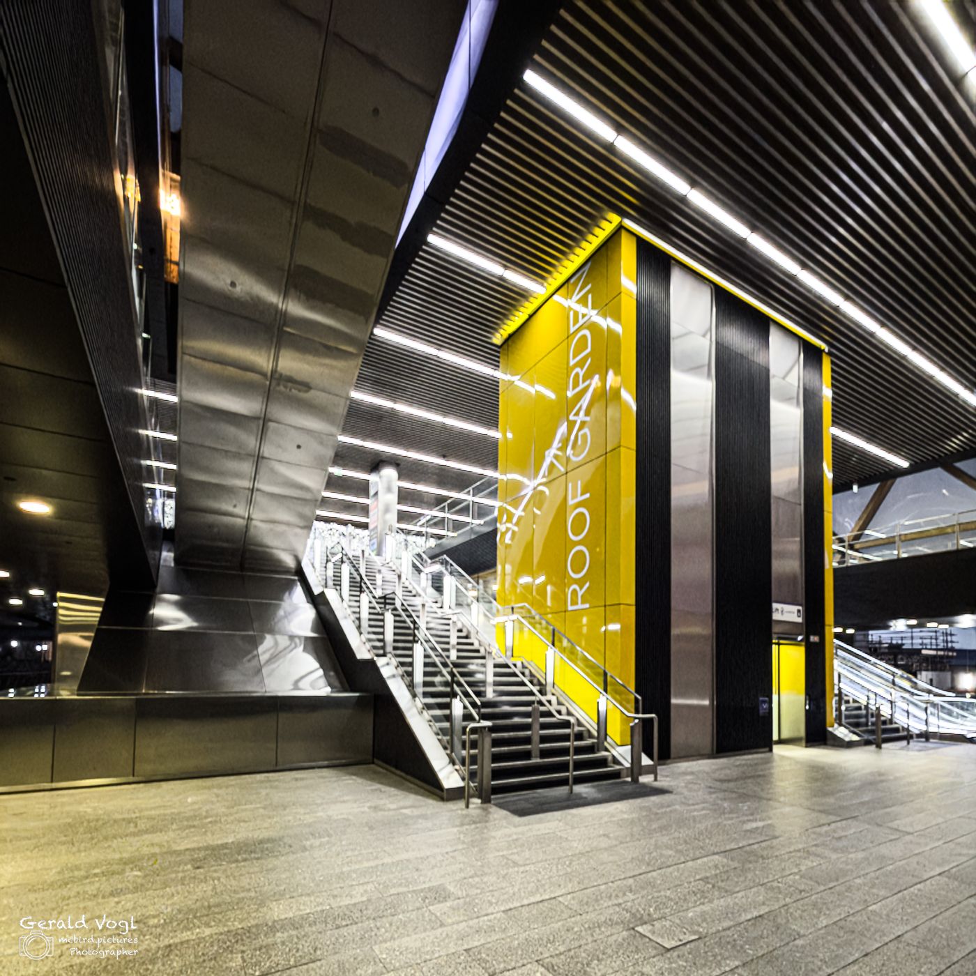 Aufgang zum Roof Garden in der Station Canary Wharf, United Kingdom
