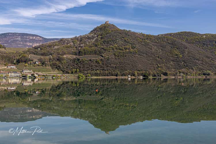 Blick über den Kalterer See zur Ruine Leuchtenburg