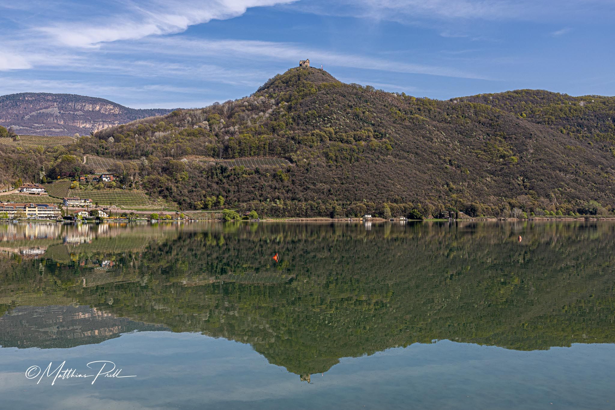 Blick über den Kalterer See zur Ruine Leuchtenburg, Italy