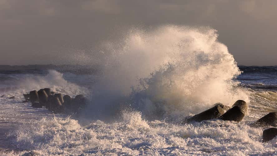 Tetrapoden during storm tide