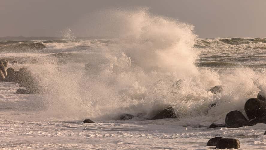 Tetrapoden during storm tide