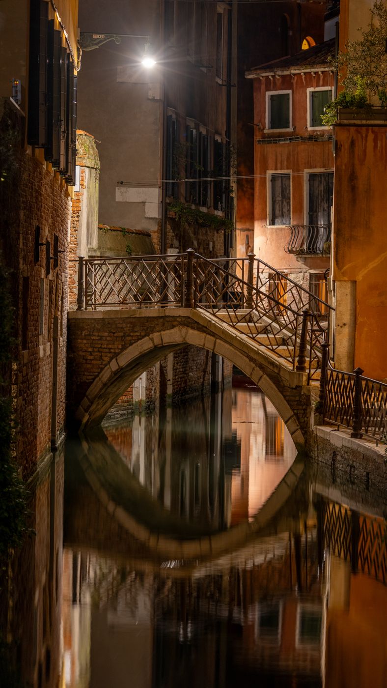 Ponte sur Rio de San Zanirovo Venice at night, Italy