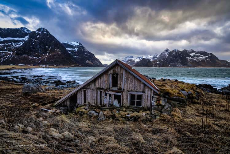 Abandoned boathouse, Varied