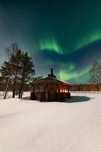 Small hut with auroras